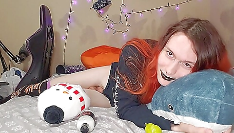 Sexy shemale with a red head rides a toy in amateur porn